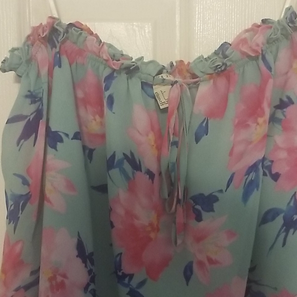 Floral off shoulder with sleeves - Picture 2 of 4